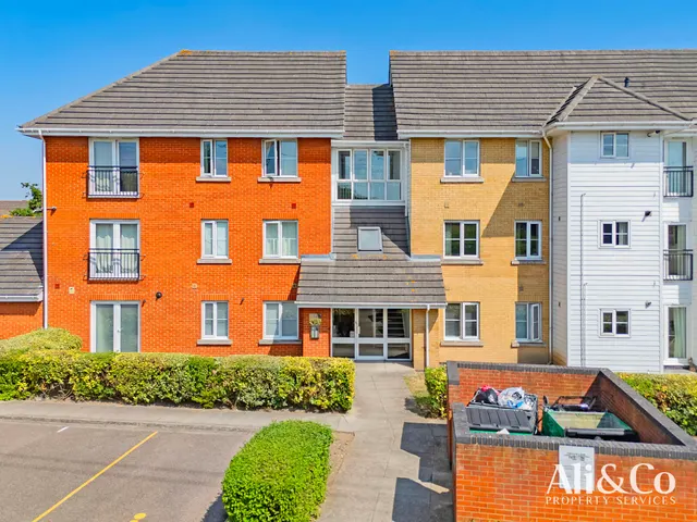 Fleming Road, Chafford Hundred, Grays, Essex, RM16 6YN, photo 1
