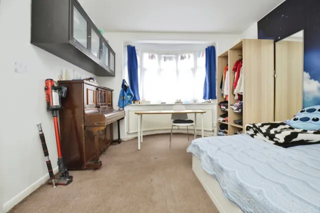 Rochester Ave, Upton Park, E13, photo 3