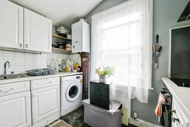 Photo 3 — Lonsdale Avenue, East Ham, London, E6