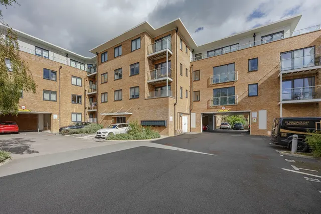 Sovereign Walk, Horley, photo 1