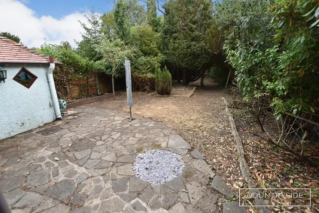 Photo 3 — Templewood Road, Hadleigh