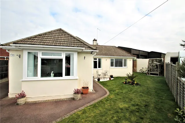 White Acres Road, Mytchett, Camberley, Surrey, GU16 6JL, photo 1