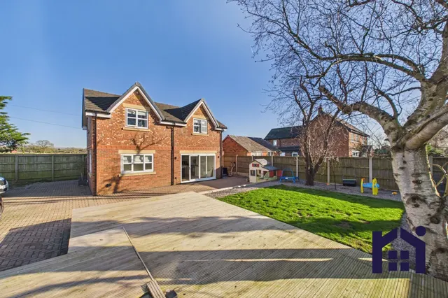 Green Acre Flag Lane, Euxton, Chorley, PR7 6EZ, photo 1