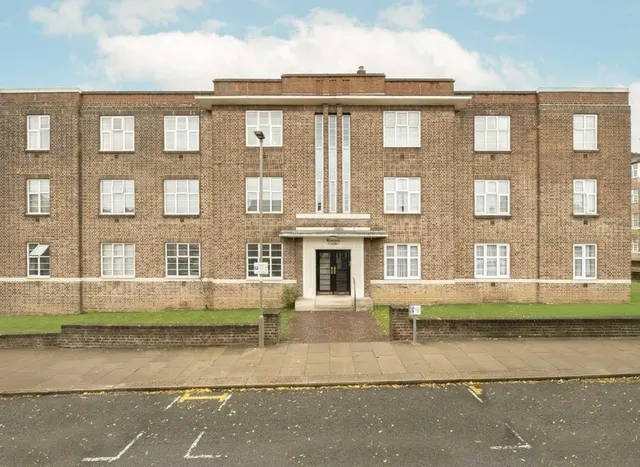 Golders Green Road, Golders Green, NW11, photo 1
