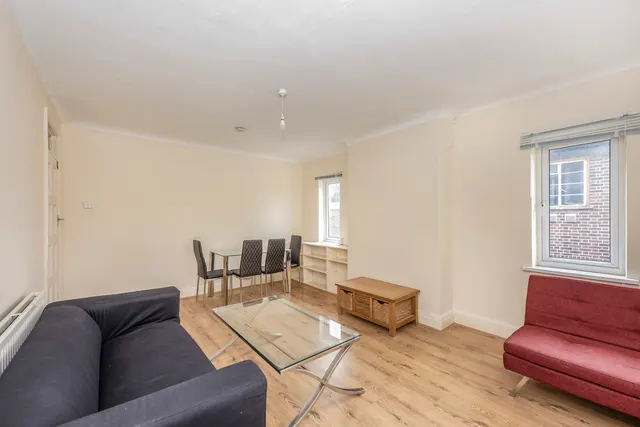 Great West Road, Isleworth Fees Apply, TW7, photo 2