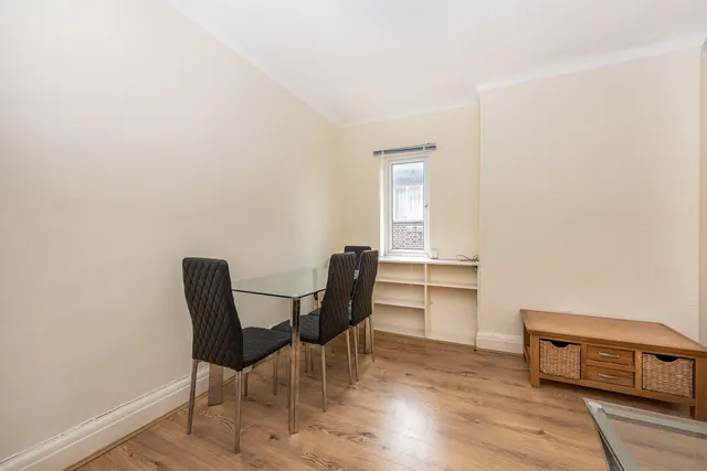 Great West Road, Isleworth Fees Apply, TW7, photo 3