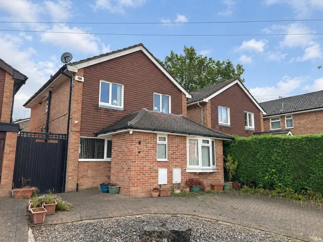 Blackheath, Crawley, RH10, photo 1