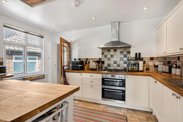 Ayebridges Avenue, Egham, TW20, photo 3