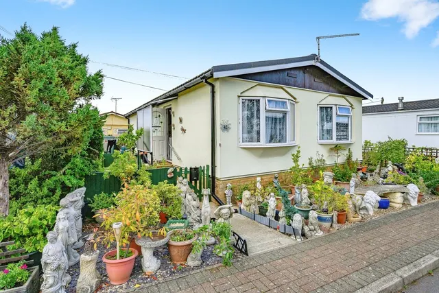 Little Meadow, Woodside Home Park, Woodside, Luton, LU1, photo 1