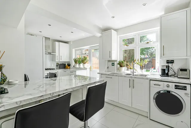 Staines Road West, Sunbury-on-Thames, TW16, photo 2