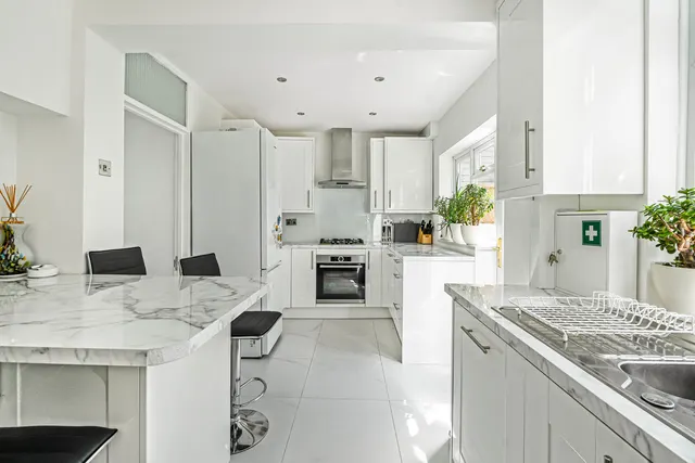Staines Road West, Sunbury-on-Thames, TW16, photo 3