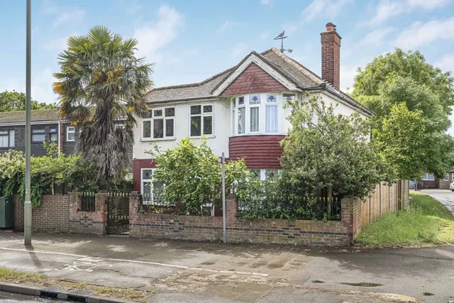 Staines Road West, Sunbury-on-Thames, TW16, photo 1