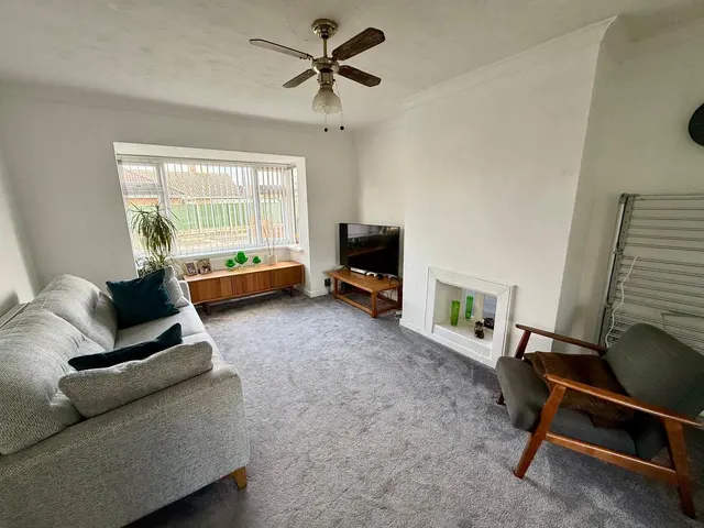 Photo 2 — Chalford Avenue, Swindon, Wiltshire, SN3 3NU