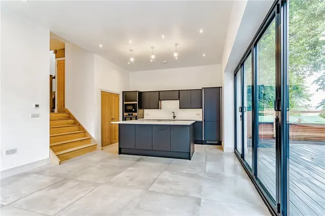 Oaklands Gardens, Kenley, CR8, photo 3