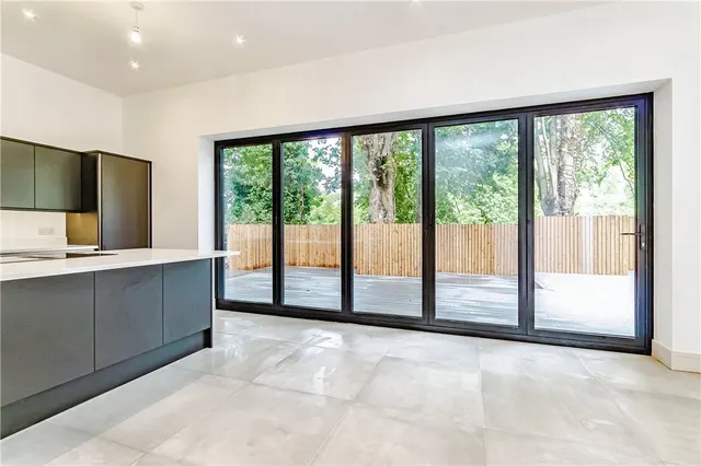 Oaklands Gardens, Kenley, CR8, photo 1