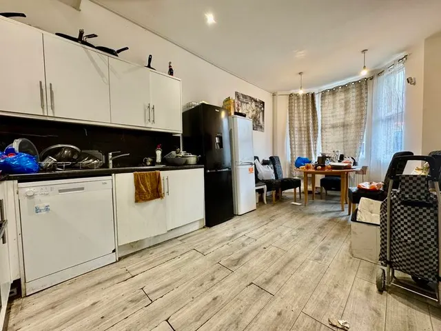 Photo 2 — Stockwood Crescent, Luton LU1 3SS