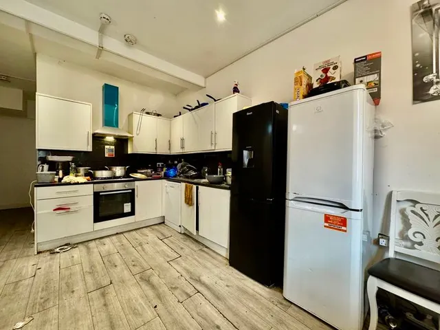 Photo 3 — Stockwood Crescent, Luton LU1 3SS