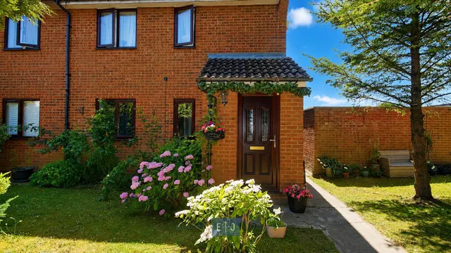 Weald Hall Lane, Thornwood, CM16, photo 1
