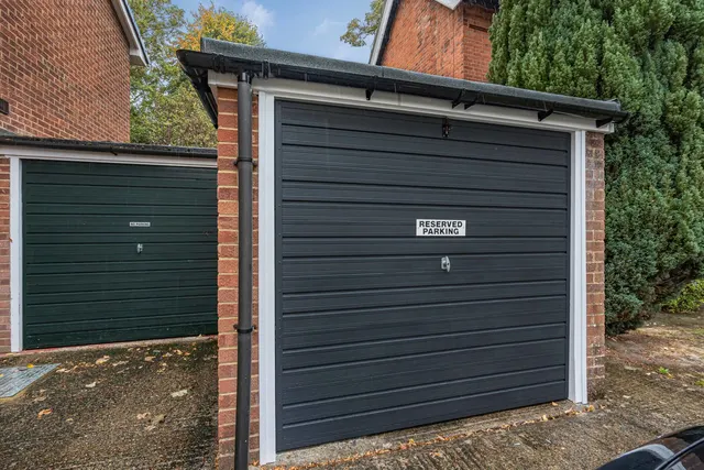 Middle Hill, Egham, TW20, photo 1