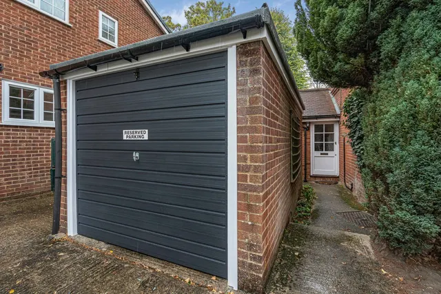Middle Hill, Egham, TW20, photo 3
