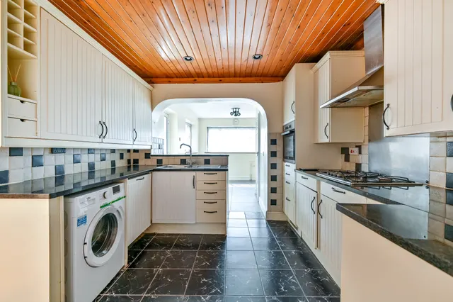 Photo 3 — 219 Tudor Drive, Morden
