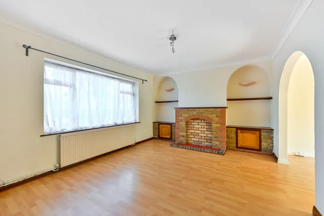 Photo 2 — 219 Tudor Drive, Morden