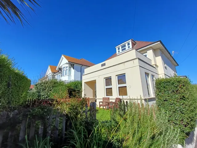 Hengistbury Road, Southbourne, photo 1