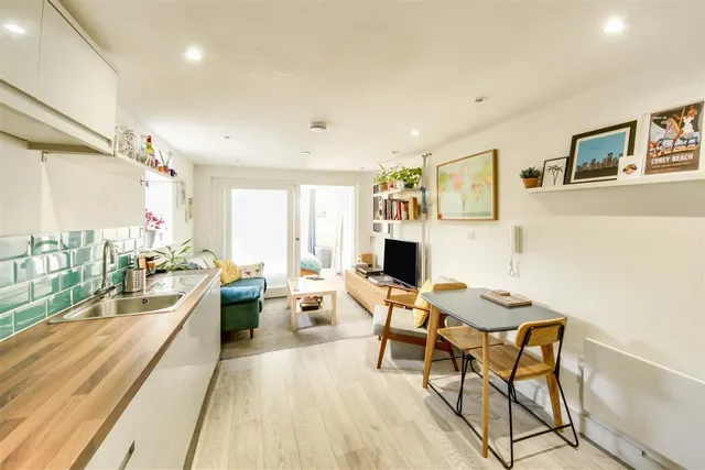Photo 3 — Flat 2, 103 Paget Street, Cardiff, Glamorgan