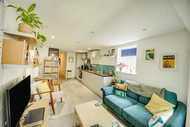 Photo 2 — Flat 2, 103 Paget Street, Cardiff, Glamorgan