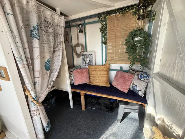 Beach Hut, Hayling Island, PO11, photo 3