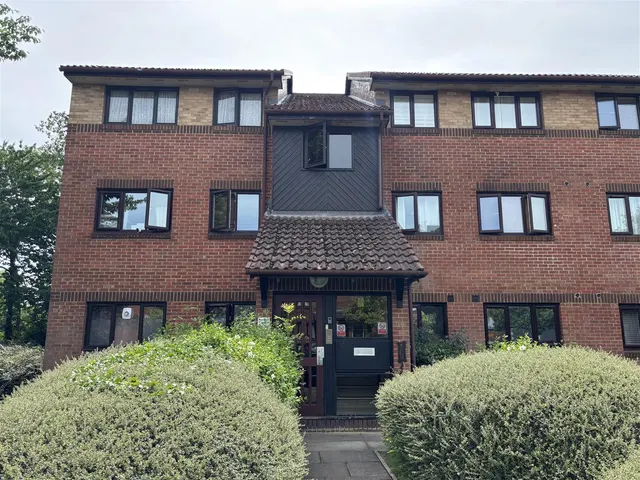 Pavillion Way, Edgware, Middlesex, photo 1