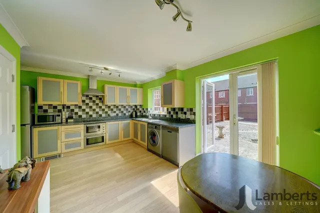 Photo 3 — 89 Hedgerow Close, Redditch