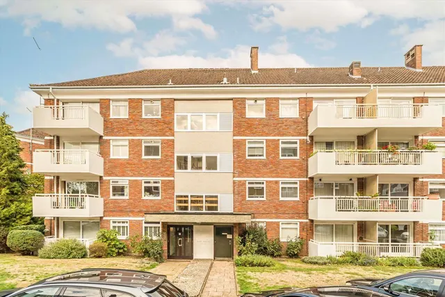 Courtlands, Richmond, TW10, photo 1