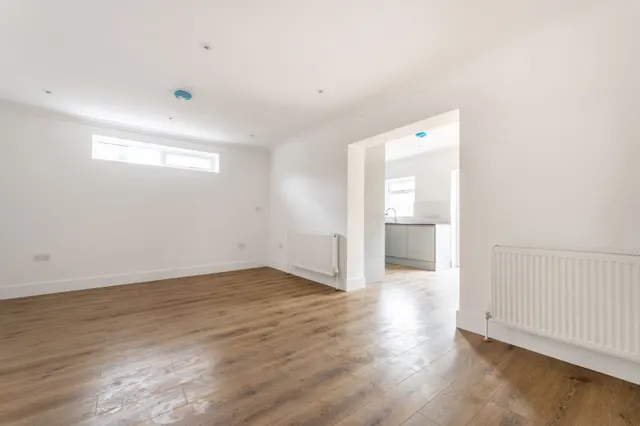 Photo 3 — 27 Esmeralda Road, London