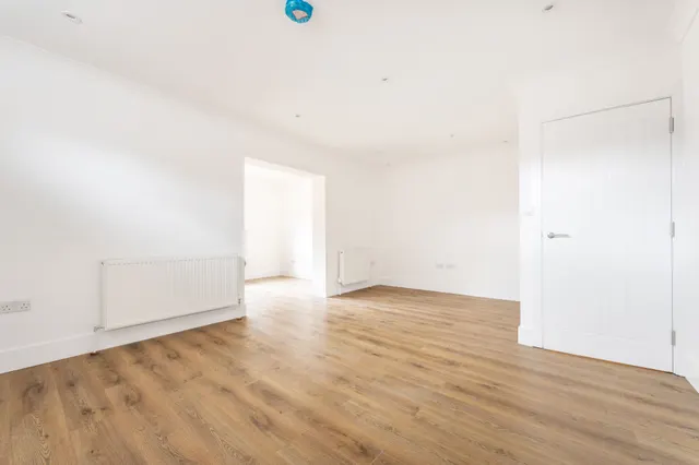 Photo 2 — 27 Esmeralda Road, London