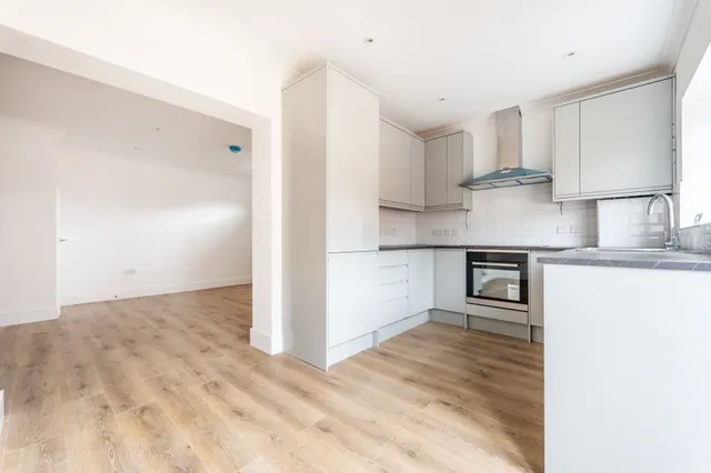 27 Esmeralda Road, London, photo 1