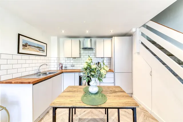 Ardent Close, London, photo 2