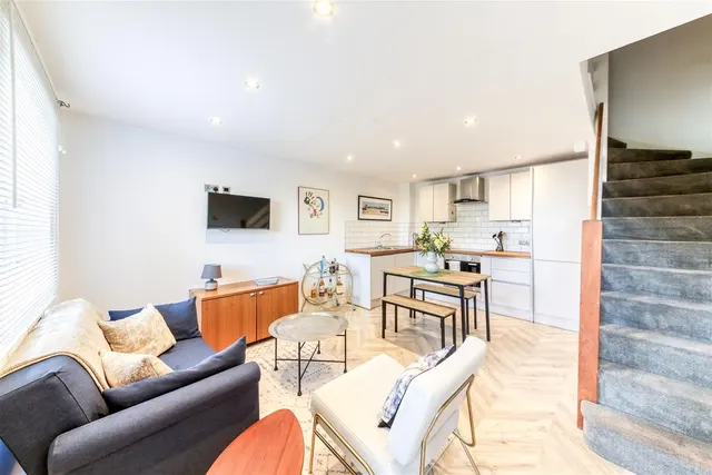Ardent Close, London, photo 1