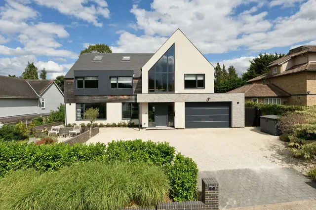 Hunting Close, Esher, Surrey, KT10 8PB, photo 1