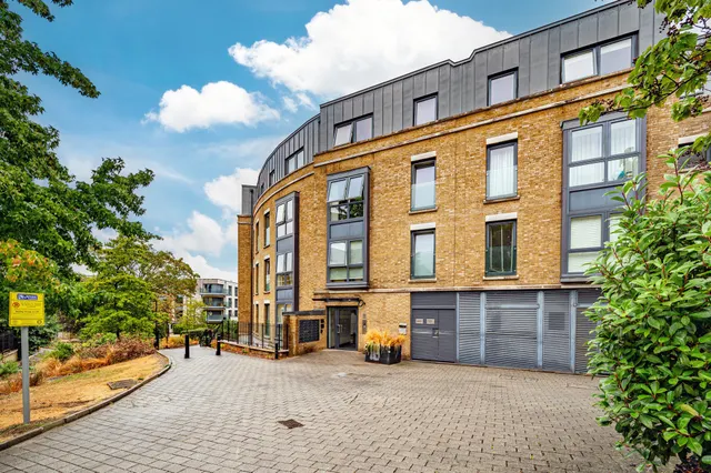 8 Osborne House, 17 Loxford Gardens, London, photo 1