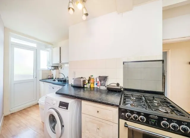Hook Road, Chessington, KT9, photo 2
