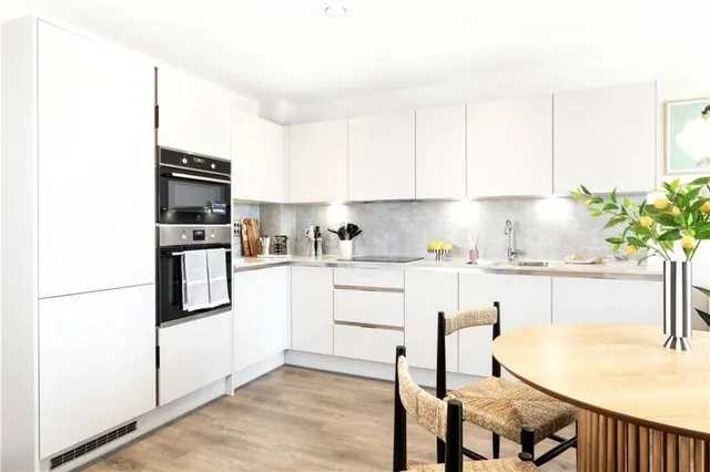 St. Andrews Way, Watford, WD19, photo 2