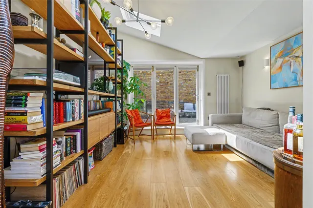 Northcote Road, London, SW11, photo 2