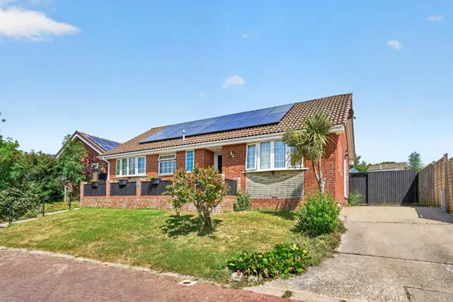 Denton Gardens, East Cowes, PO32, photo 1