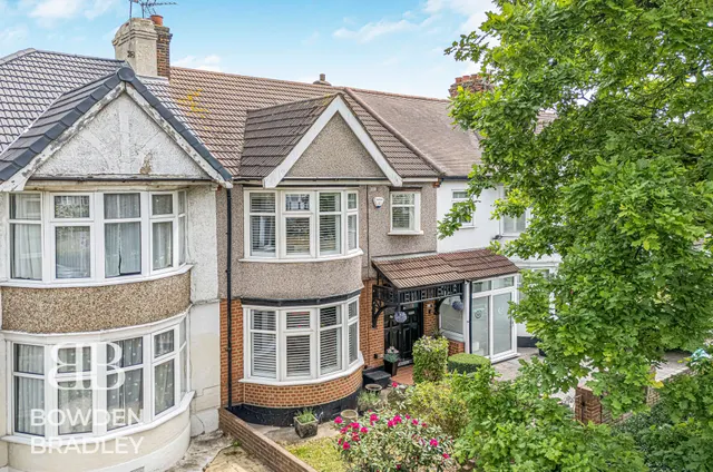Woodford Avenue, Clayhall, IG4, photo 1
