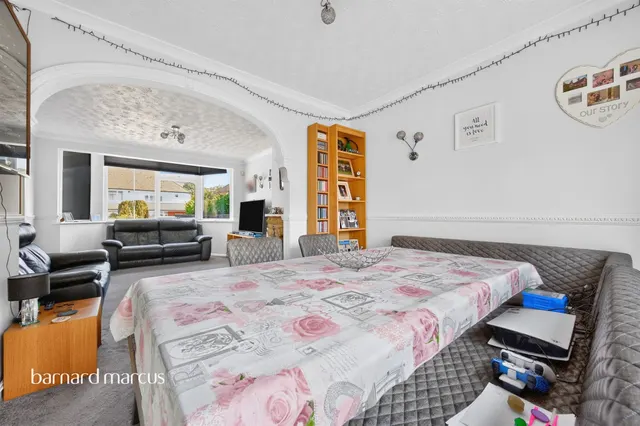 Burton Close, Chessington, KT9, photo 3