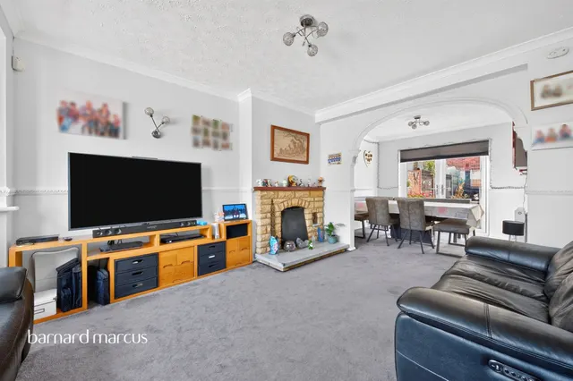 Burton Close, Chessington, KT9, photo 2