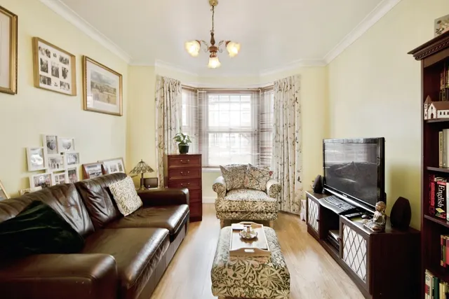 Photo 2 — Warwick Road, LONDON, London, N18
