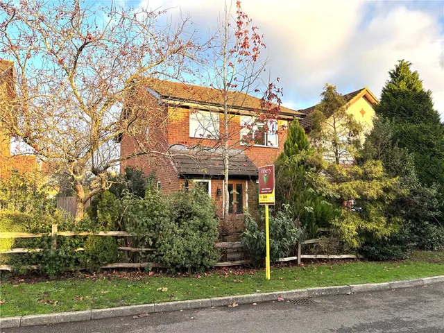 Gardenia Drive, West End, Woking, Surrey, GU24 9XG, photo 1