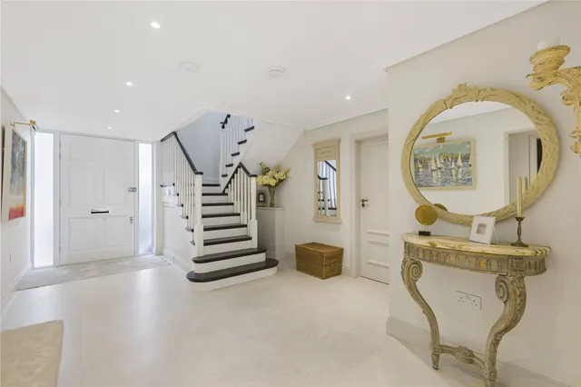 Photo 3 — Parkgate Avenue, Hadley Wood, EN4 0NN